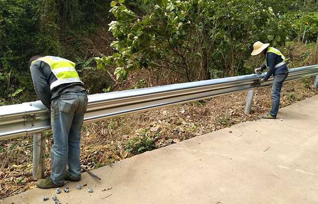 鄂尔多斯高速公路护栏的定期维护与保养