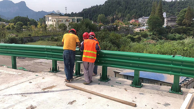 鄂尔多斯高速公路护栏板的维护确保道路安全的关键环节